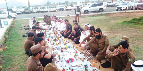  طلاب حائل يشاركون رجال الأمن وجبة الإفطار