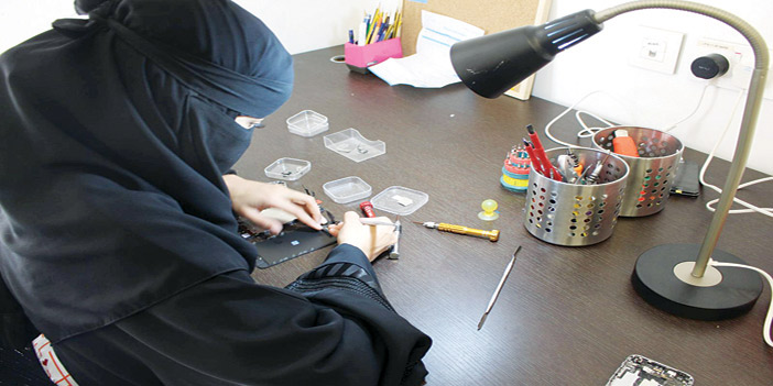   فتاة سعودية تعمل في صيانة أجهزة الجوالات