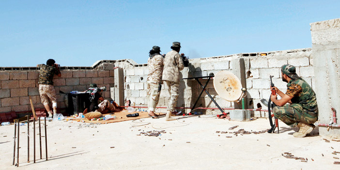  عناصر من الجيش الليبي أثناء الاشتباك مع داعش في سرت