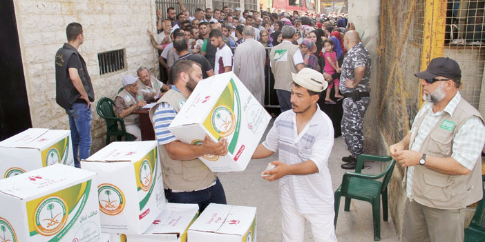  الفريق الإغاثي يوزع المواد الغذائية على اللاجئين السوريين