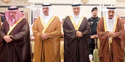 خادم الحرمين يؤدي صلاة الميت على الأمير بدر بن محمد بن عبدالعزيز 