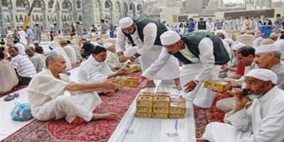 شباب مكة المكرمة يخدمون أكثر من 715 ألف زائر بالمسجد الحرام 