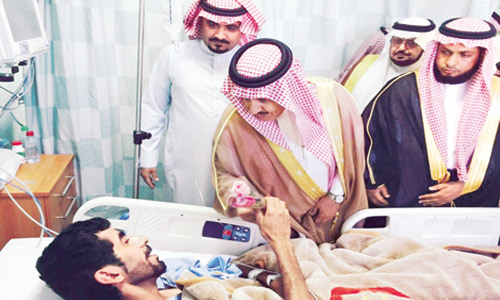   الشامي أثناء زيارته للمرضى