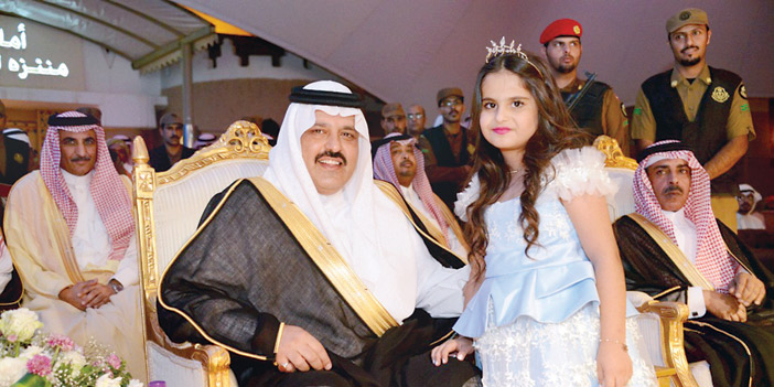   نائب أمير حائل مع طفلة مشاركة في الحفل