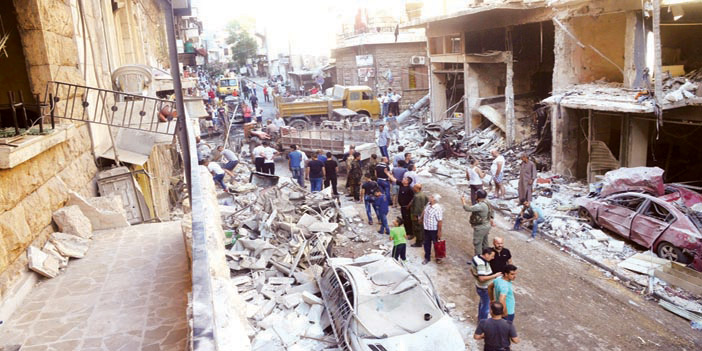  مواطنون يزيلون آثار القصف الذي وقع على منازلهم