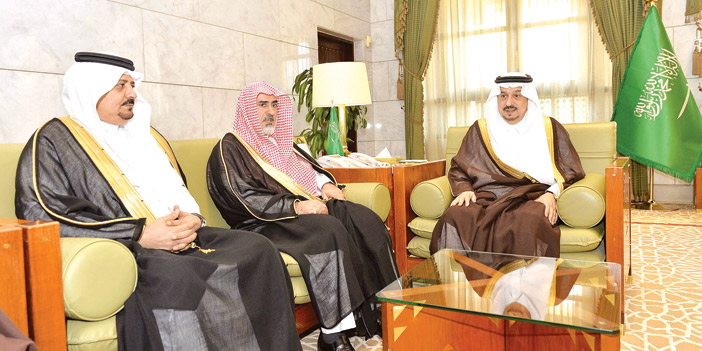   الأمير فيصل بن بندر خلال استقباله مدير جامعة الإمام