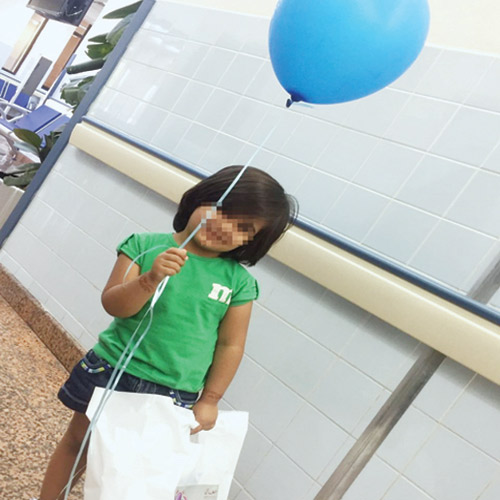   طفلة تحمل هدايا المتطوعين في العيد