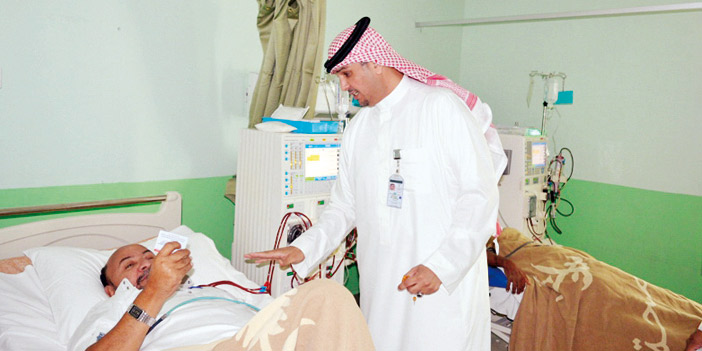   مدير مستشفى الرس يسلم بطاقة أولوية لأحد مرضى الكلى