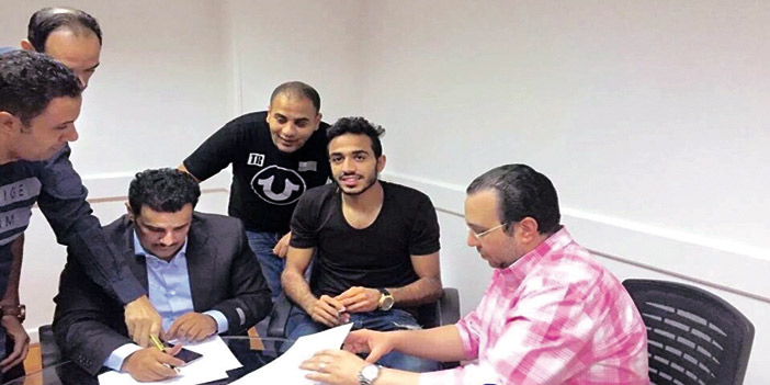  محمود عبد المنعم «كهربا» خلال التوقيع