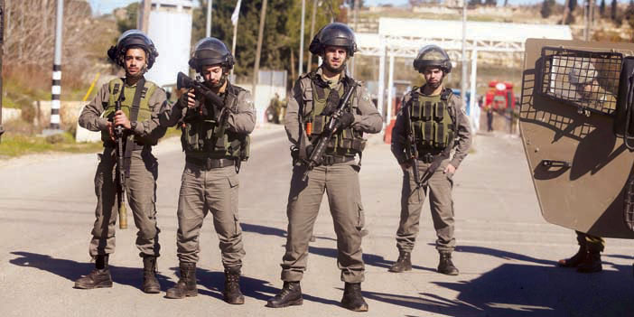   جنود الاحتلال الصهيوني يغلقون مداخل مدينة الخليل