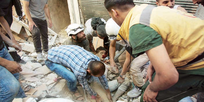  عناصر الدفاع المدني ينتشلون الجرحى من تحت الأنقاض بمدينة حلب