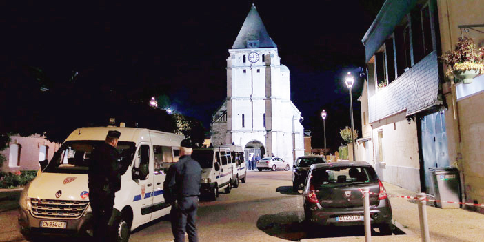  الشرطة الفرنسية تحاصر الكنيسة حيث موقع الجريمة في شمال غرب فرنسا