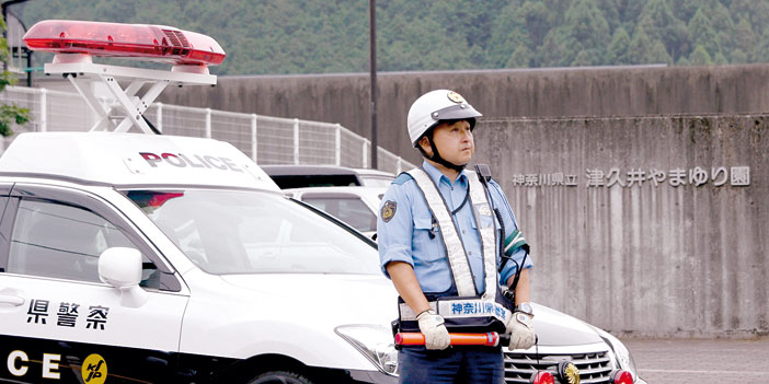  الأمن الياباني يحيط بالمبنى الذي وقعت فيه المذبحة