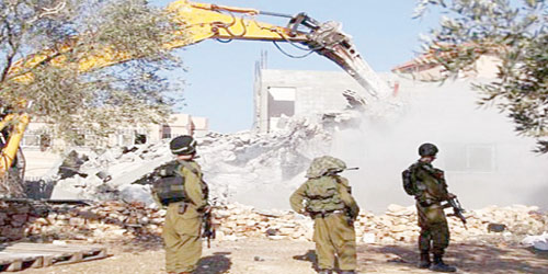   آلات الهدم الإسرائيلية  تهدم أحد المنازل الفلسطينية بالقدس