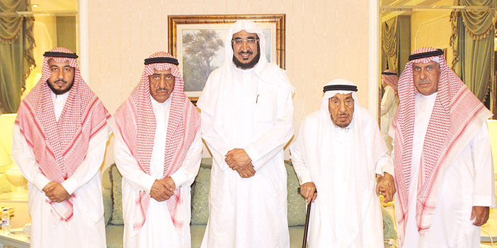   الشيخ محمد الجميح والشيخ حمد الجميح أثناء استقبالهما إدارة الوشم