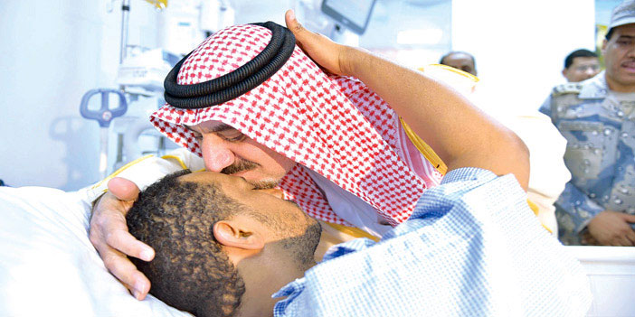  أمير منطقة نجران خلال زيارته للمصابين