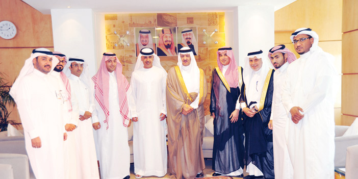   الأمير سلطان بن سلمان مع مسؤولي بعض الشركات