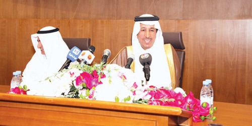  الأمير سعود بن عبدالله بن ثنيان خلال توقيع العقود الاستثمارية