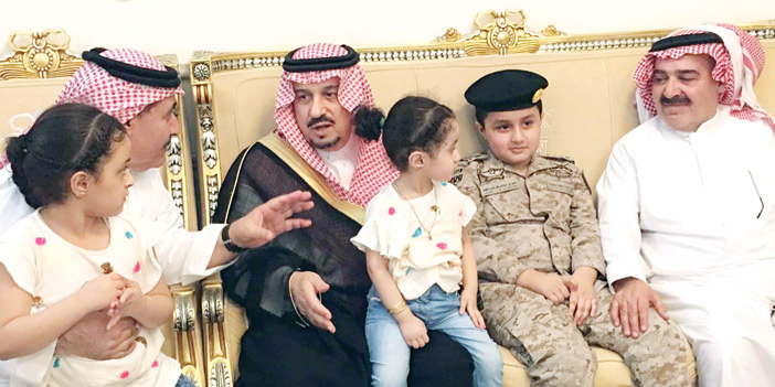   الأمير فيصل بن بندر خلال زيارته لأسرة الشهيد النقيب العنزي