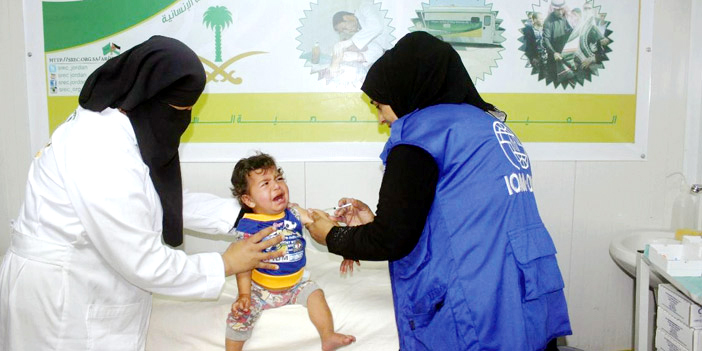 العيادات التخصصية السعودية تقدم اللقاحات لـ(145) طفلاً من أبناء اللاجئين السوريين في مخيم الزعتري 