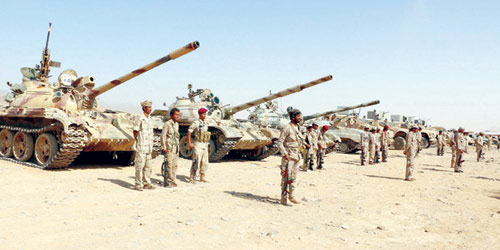   آليات عسكرية تتبع قوات الشرعية ترابط بالقرب من صنعاء