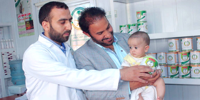  الفريق الطبي يقدم عبوات الحليب للأطفال السوريين