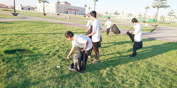  طلاب ينظفون إحدى الحدائق العامة