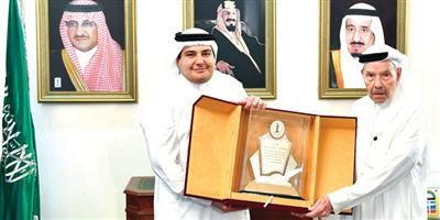 د. الطريفي يقدم جائزة وزارة الثقافة للأديب عبدالفتاح أبو مدين 