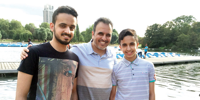  الدكتور حافظ المدلج مع ابنيه راكان ومشعل