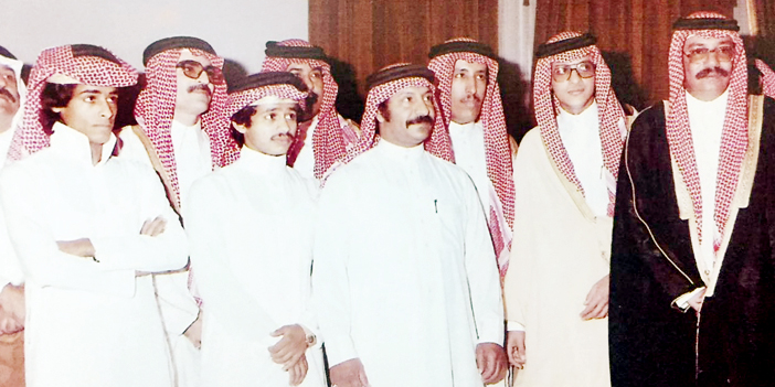  ابن مناحي مع الأمير هذلول بن عبد العزيز (رحمه الله) وبعض رجالات الهلال في أواخر التسعينيات الهجرية