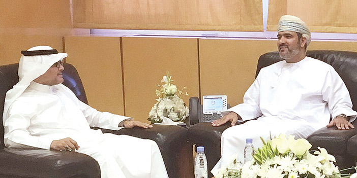  أسامة ألطف رئيس البريد السعودي خلال لقائه الوفد العماني