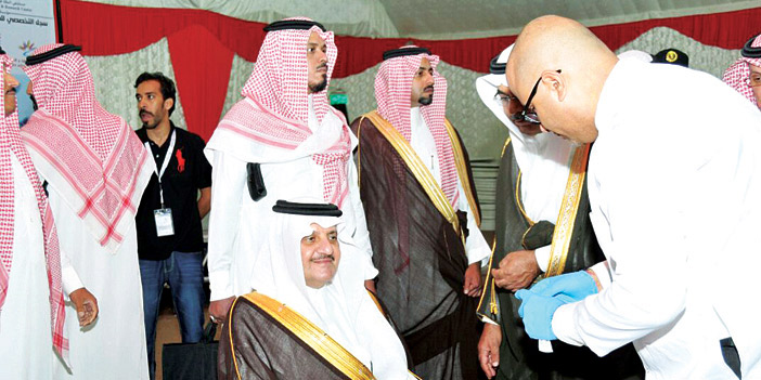  الأمير سعود بن نايف أثناء أخذ المسحة الطبية
