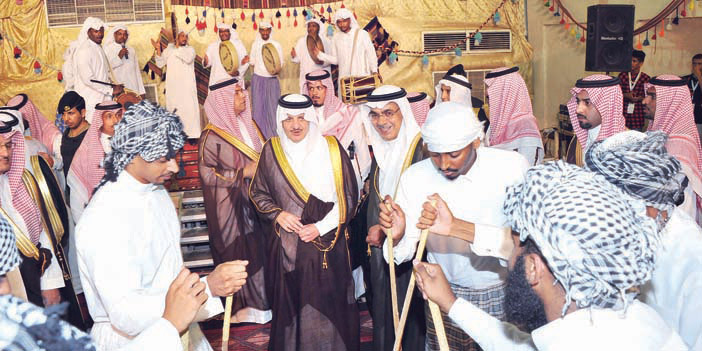   الأمير سعود يطلع على فعاليات المهرجان