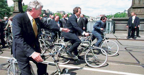  سياسيون هولنديون على  الدراجات