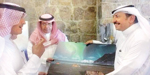  الأمير سلطان يتلقى هدية تذكارية من الخديدي