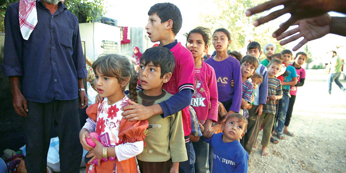  أطفال سوريون ينتظرون تسلّم مساعدات إنسانية