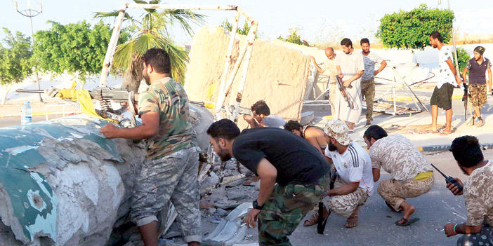  مقاتلون موالون للحكومة الليبية أثناء الاشتباك مع داعش في سرت