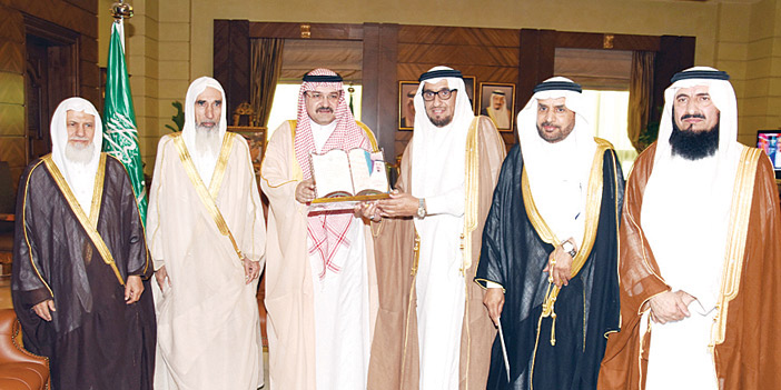  الأمير مشعل بن ماجد يتوسط أعضاء الجمعية