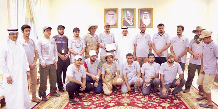  صورة جماعية لفريق هايكنج السعودية مع محافظ تنومة