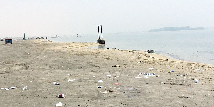   صورة للشاطئ بعد رفع الكثير من المخلفات وتظهر بقايا خلفها المتنزهون