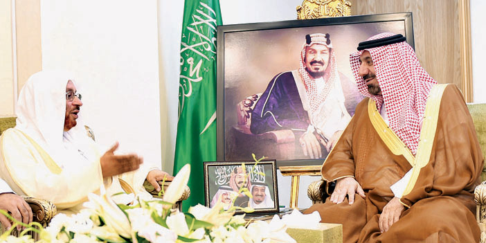  الأمير جلوي ملتقياً عضو كبار العلماء آل الشيخ