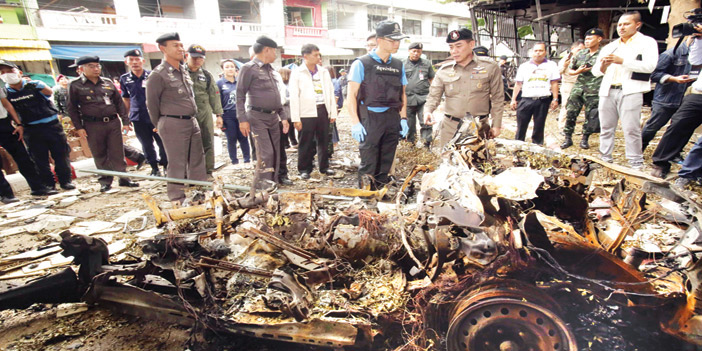  أفراد الشرطة التايلندية والمحققون ينتشرون في موقع الانفجار لجمع الأدلة