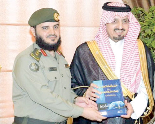  الأمير فيصل بن خالد يتسلم الكتاب