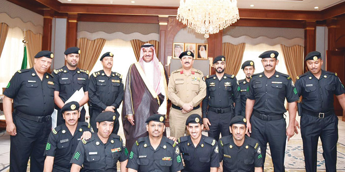 الأمير فيصل بن سلمان يكرم 11 رجل أمن بالمدينة المنورة نظير جهودهم 