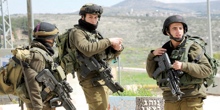  جنود الاحتلال الإسرائيلي يغلقون مدينة الخليل الفلسطينية
