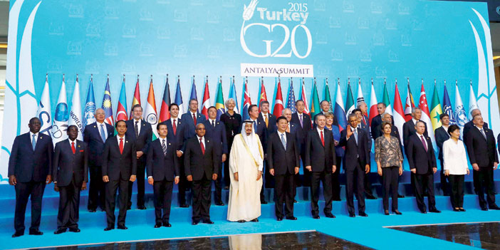   خادم الحرمين في صورة جماعية مع قادة دول مجموعة العشرين في القمة السابقة المنعقدة في تركيا