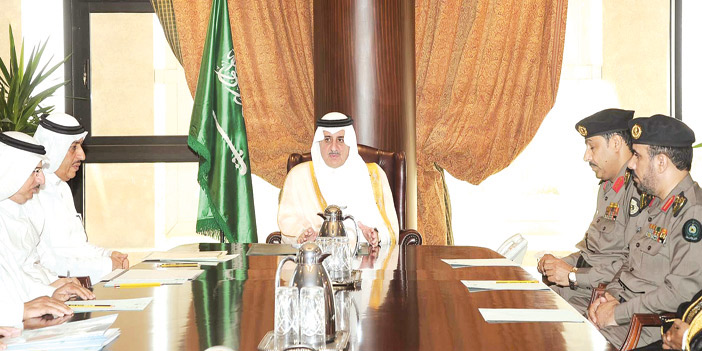 الأمير فهد بن سلطان خلال ترؤسه الاجتماع