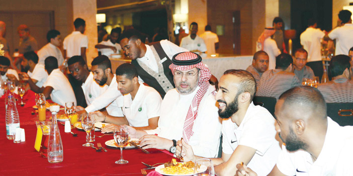  عبدالله بن مساعد يتناول طعام الغداء مع اللاعبين