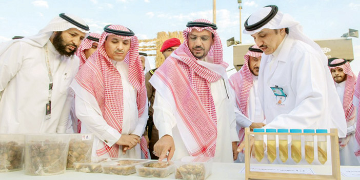  الأمير فيصل بن مشعل يشاهد منتجات التمور