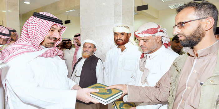   الأمير جلوي يقدم كتاب الله إهداء للحجاج اليمنيين